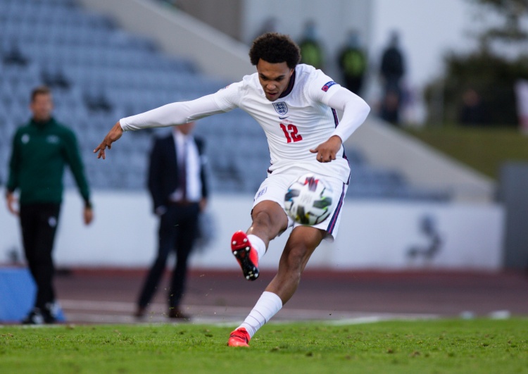 邮报:索斯盖特计划对阵比利时和巴西时,让阿诺德踢中场